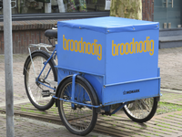 908385 Afbeelding van een bestelbakfiets van koffiebar - lunchroom - bakkerij 'broodnodig', met meerdere vestigingen in ...